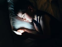 איך לשלוט על החשיפה לתוכן ברשתות החברתיות / אילוסטרציה: Shutterstock, Daniel Jedzura