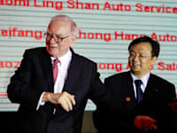 וורן באפט בביקור במשרדי חברת BYD בסין / צילום: ap, Kin Cheung