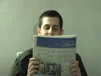 סרטון של גלעד שליט משבי חמאס. העיתון כהוכחה לסרטון עדכני