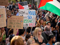 האם בשלב הזה יש לחברה זכויות של סימן מסחר רשום בביטוי הנ''ל? / צילום: Associated Press, Andrew Medichini