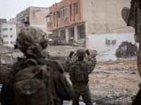 חיילי צה''ל בעזה. הנגיד העריך את עלות מלחמה בלי שהוא יודע כמה זמן נהיה בבוץ העזתי / צילום: דובר צה''ל