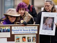 משפחות קורבנות מגפת האופיודים מפיגנות מול משרד המשפטים האמריקאי / צילום: ap, Carolyn Kaster