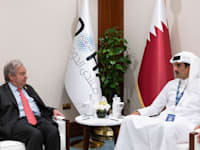 מזכ''ל האו''ם, אנטוניו גוטרש (משמאל) ואמיר קטר, תמים בן חמד אל־ת'אני בפגישה במהלך ימי פורום דוחה / צילום: Reuters, Amiri Diwan of the State of Qatar