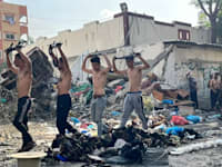 מחבלי חמאס נכנעים (ארכיון) / צילום: דובר צה''ל