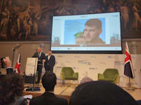 יזהר שי בלונדון, במצגת - בנו של יזהר, ירון, שנפל ב־7 באוקטובר / צילום: יוזמת Next October