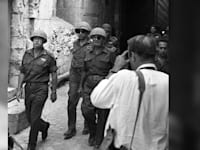 אילן ברונר מצלם את דיין ורבין בשער האריות, 1967 / צילום: לע''מ