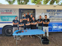 צוות סדנת דה וינצי, למעלה במרכז: המייסד, אליק שמש / צילום: תומר וייצמן