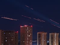 מערכות הגנה אוויריות אוקראיניות פועלות בשמי קייב אל מול רחפנים מתאבדים מרוסיה / צילום: ap, Evgeniy Maloletka