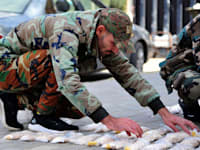 חייל סורי מציג קפטגון שנתפס. התיאבון לסמים לא ייעצר / צילום: ap, SANA