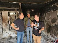 ג'רי סיינפלד עם יובל הרן בבית הוריו שנשרף בבארי / צילום: נעם לניר