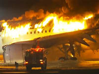 מטוס של Japan Airlines עולה באש על המסלול של נמל התעופה האנדה בטוקיו / צילום: Associated Press, ASSOCIATED PRESS