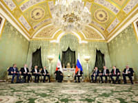 ולדימיר פוטין, נשיא רוסיה יושב בקרמלין עם אבראהים ראיסי, נשיא איראן / צילום: ap, Sergei Bobylev, Sputnik