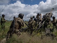 חיילים אוקראינים בעמדות תקיפה / צילום: ap, Evgeniy Maloletka