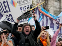 מיליי מניף מסור בעצרת בחירות / צילום: Associated Press, Natacha Pisarenko