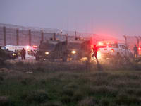 רכבים צבאיים ואמבולנסים בגדר ההפרדה, אמש לאחר האסון / צילום: Reuters, Amir Cohen