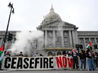 מפגינים מחוץ לבניין העירייה בסן פרנסיסקו. ההחלטה עוררה סערה בקהילה היהודית / צילום: Reuters, Tayfun Coskun