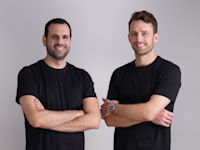 מימין: דני בריקמן, מנכ''ל אואזיס, ועמית צימרמן, סמנכ''ל המוצר / צילום: Ben Itzhaki – Photography