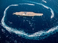 סירות חיל הים של משמרות המהפכה בתרגיל איגוף ספינה אמריקאית במצר הורמוז / צילום: ap, Sepahnews