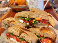 בייגל גבינת עיזים, טפנד זיתים ופסטו בזיליקום במרכולייה / צילום: גיל דותן