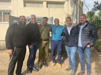 תומר ראב''ד, יו''ר בזק (שני מימין) ועובדי החברה ששירתו במילואים / צילום: יח''צ