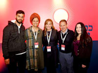 חלי טביבי ברקת, אלן וקים הרטמן מקרן FNL, שרית אוחיון, רעייתו של משה אוחיון ז''ל, ובנה / צילום: כפיר סיון