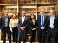 מימין: צחי נרקיס, שלמה נס, תמי פירון-סמורדינסקי, צבי פירון, עינבל רחמים-אביטל ודוד חמו / צילום: ענת כהן