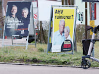 מודעה העוסקת במשאל העם בשווייץ, בפברואר / צילום: Reuters, IMAGO/MANUEL GEISSER