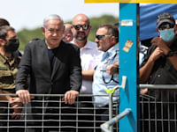 המפכ''ל קובי שבתאי וראש הממשלה בנימין נתניהו בזירת האסון בהר מירון / צילום: Ronen Zvulun