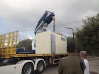 הצבת מיגוניות בתחנות הסעה ביישובי קו העימות על ידי הקרן לידידות / צילום: רענן כהן, הקרן לידידות