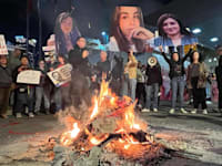 משפחות החטופים מול שער שאול, הקריה, תל אביב / צילום: יעל גדות