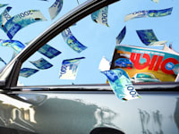 שיאן השכר בתקשורת נמצא במגזין אוטו / אילוסטרציה: טלי בוגדנובסקי