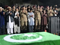 הלווייתו של קצין בכיר בצבא פקיסטן, שנהרג בפיגוע ביום שבת / צילום: Reuters