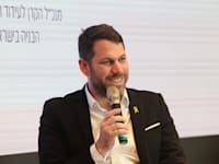 משה בן זקן, מנכ''ל משרד התחבורה, בשיחה עם אסף זגריזק בכנס התשתיות 2024 / צילום: שלומי יוסף