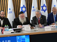 ראש הממשלה נתניהו ושר השיכון לשעבר גולדקנופף. המחסור בכוח אדם עצום / צילום: עמוס בן גרשום, לע''מ