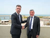 שר האנרגיה אלי כהן (משמאל) בפגישה עם שר האנרגיה של קפריסין ג'ורג' פפנסטאסיו / צילום: שלומי אמסלם, לע''מ