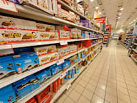 עוגיות של המותג הפרטי של רמי לוי לצד עוגיות של ספקיות מזון חיצוניות / צילום: טלי בוגדנובסקי