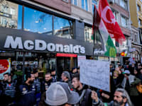 הפגנה פרו־פלסטינית מול סניף של מקדונלדס באיסטנבול / צילום: Reuters, SOPA Images
