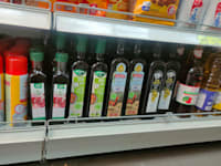 שמן זית יד מרדכי במדף בסופר / צילום: פביו טרופה