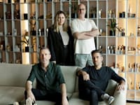 עומדים - אסף גריס ושירי הייסר, יושבים - זיו קורן (מימין) וניב חורש / צילום: שי פרנקו