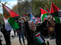 מפגינה באיסטנבול מניפה דגלי פלסטין בהפגנה למען עזה. בציבור הטורקי גוברות הקריאות לניתוק הקשרים הכלכליים עם ישראל / צילום: ap, Khalil Hamra