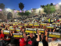 אמפי שוני הערב. משתתפי העצרת מניפים שלטים ''אין חטופים. אין עצמאות.'' / צילום: עודד אנגל Oded Engel