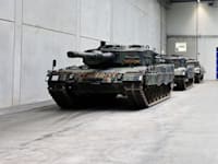 טנקי Leopard 2 במפעל נשק גרמני. ''מוכנות מיידית'' / צילום: Associated Press, FABIAN BIMMER