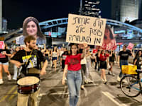 מפגינים להחזרת החטופים הערב (ד') בתל אביב / צילום: דפי כהן