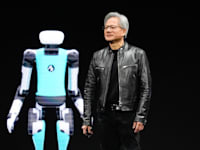 ג'נסן הואנג, מנכ''ל ומייסד אנבידיה, עם יישות בינה מלאכותית / צילום: ap, Eric Risberg
