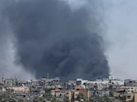 עשן מתקיפות חיל האויר מיתמר מאזור רפיח / צילום: Reuters, Mohammed Salem