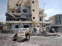 בית הרוס בקריית שמונה בעקבות נפילת רקטה / צילום: ap, Ariel Schalit