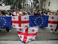 דגלי גיאורגיה והאיחוג האירופי במחאה בבירה טביליסי / צילום: ap, Zurab Tsertsvadze