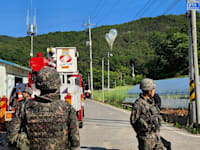 בלונים שנושאים אשפה מצפון קוריאה תקועים בין חוטי החשמל במוג'ו, דרום קוריאה / צילום: ap, Jeonbuk Fire Headquarters