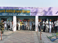 אזרחים בהודו עומדים בתור כדי להצביע בבחירות, היום / צילום: ap, Prabhjot Gill)