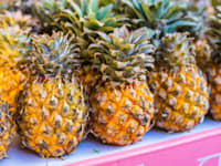 אננסים למכירה בשוק הכרמל בתל אביב / צילום: Shutterstock